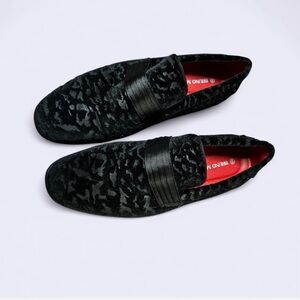 Boy’s Bruno Marc Black Patterned Loafers slightly pointed toe fit a women’s 8